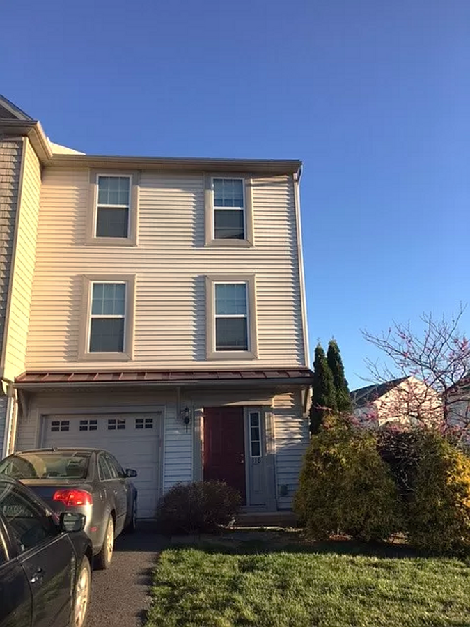 Three Bedroom Townhome - Three Bedroom Townhome