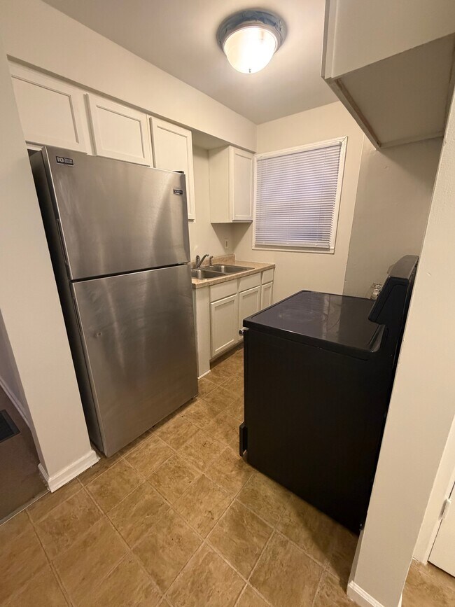 Photo - 301 E 4th St