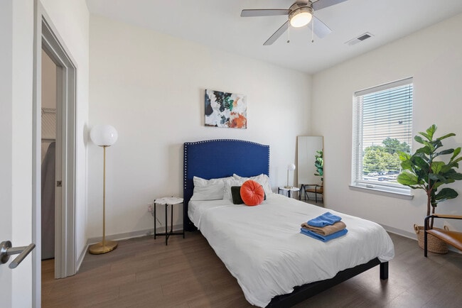 Photo - 633 E Main St Unit SI ID1014618P