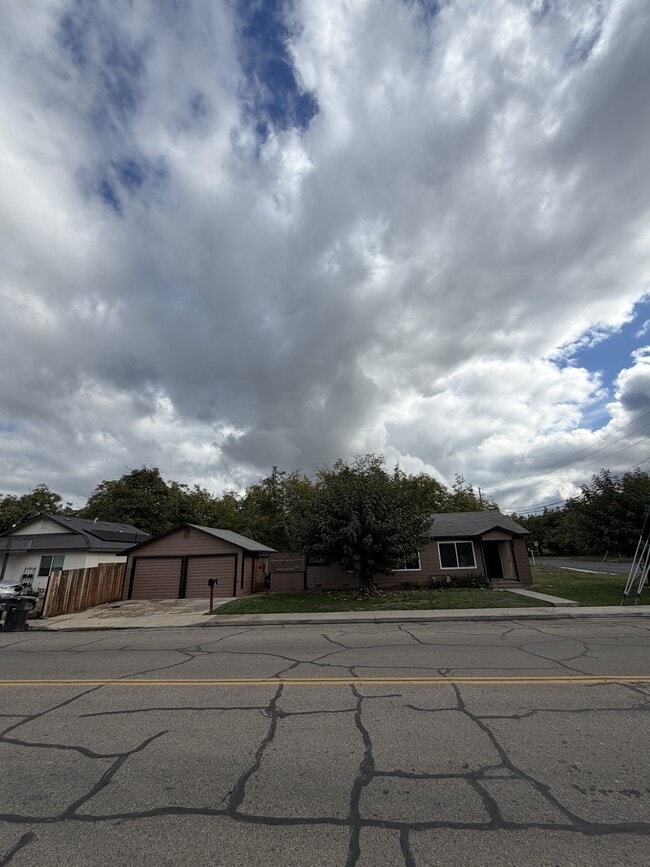 Photo - 910 E Tulare Ave