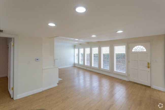 3HAB, 2BA sala de estar - 5121 Ledge Ave