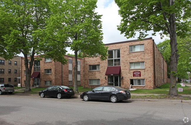 University Court - University Court Apartments