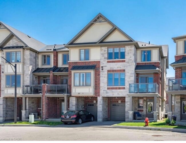 Building Photo - Gorgeous TownHouse in Ancaster