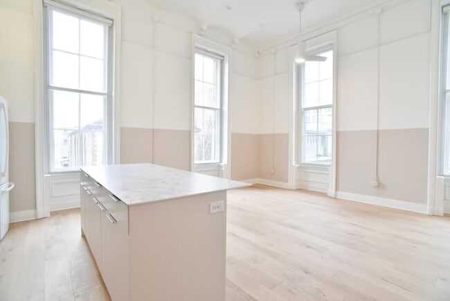 Building Photo - City Hall Unit 209