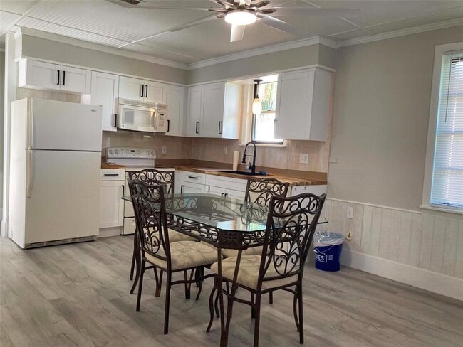 31 W Oakwood St