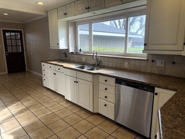 Photo - 454 W Twain Ave