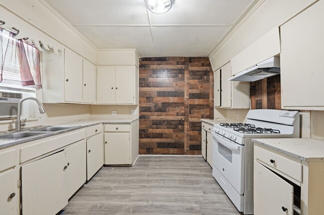 Building Photo - 140 Ambroise St