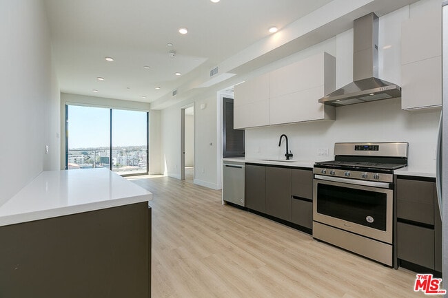 Building Photo - 3833 Dunn Dr Unit PH2