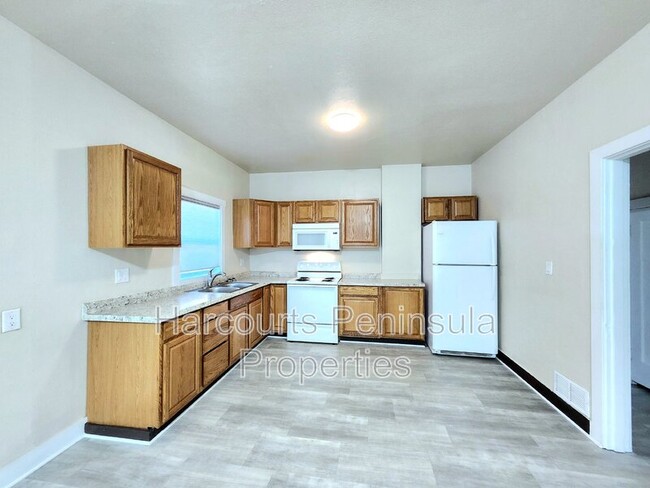 Building Photo - 2305 6th St Unit #A