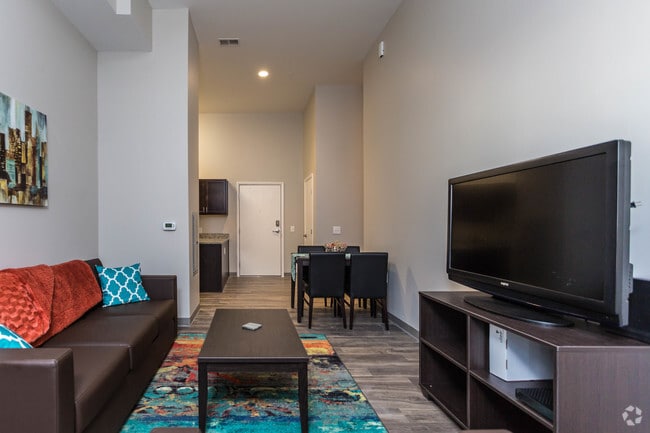 4 bedroom living space - Euclid3 Rental