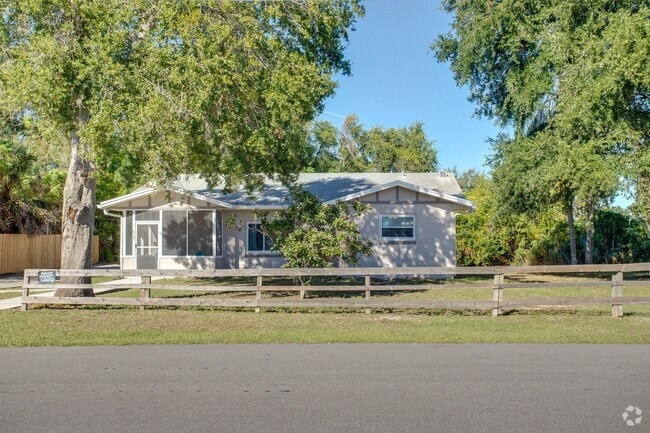 Building Photo - Updated and Central Location 3/2 in Tavares Rental