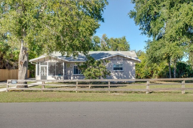 Updated and Central Location 3/2 in Tavares - Updated and Central Location 3/2 in Tavares House