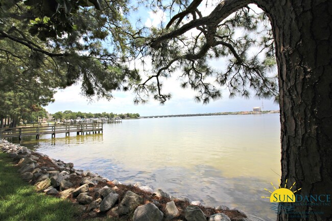 Waterfront 2 Bedroom Condo in Shalimar! - Waterfront 2 Bedroom Condo in Shalimar!