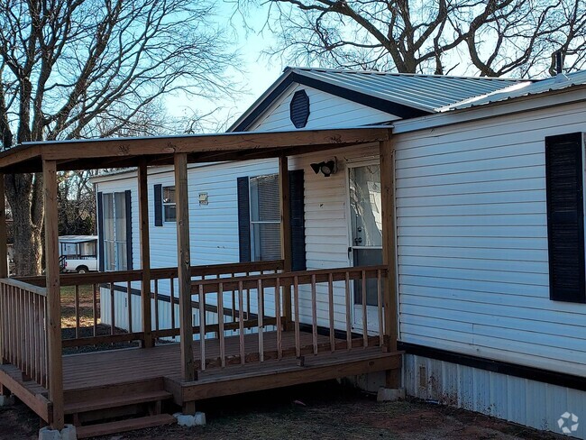 Building Photo - Beautiful & Spacious 3 bedroom Mobile Home