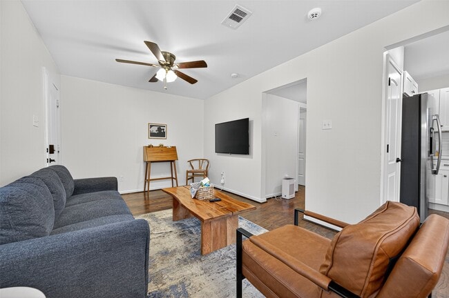 Building Photo - 2212 Rosewood St Unit D