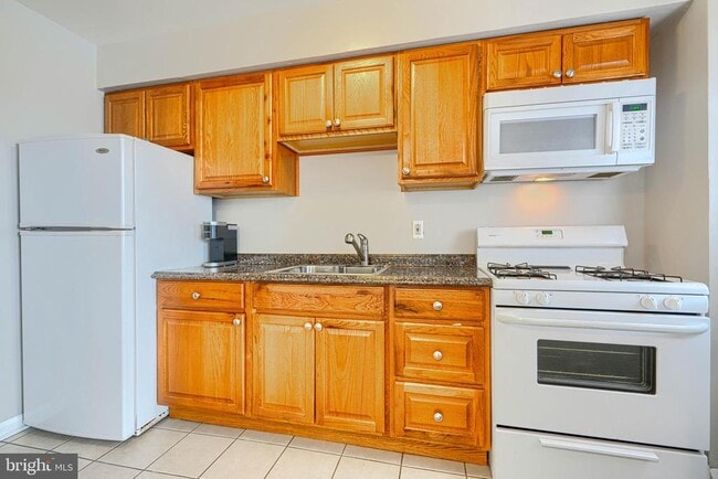 Building Photo - 6905 Bank St