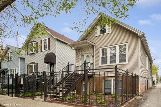 Building Photo - 2512 W Lyndale St Unit 1