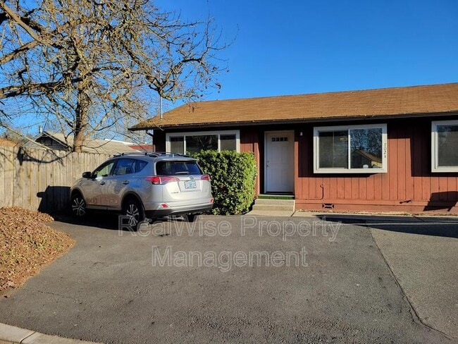 Photo - 702 SW Isham St Condo Unit B