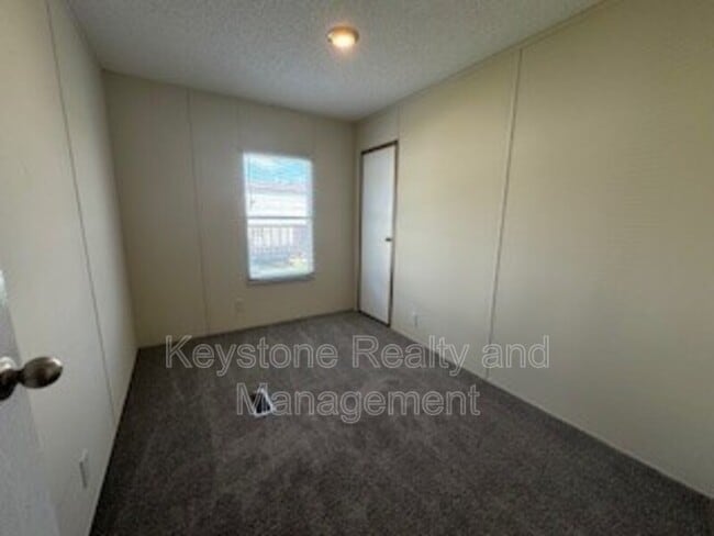Photo - 822 Monroe Ln