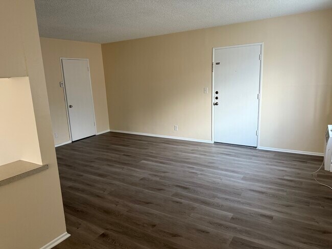6857 Whitsett Ave