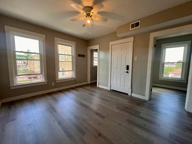 Building Photo - 2015 N Kedvale Ave Rental
