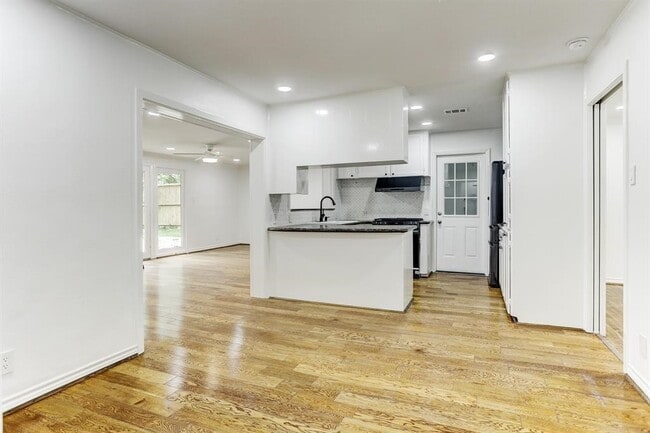 Photo - 5429 Lincrest Ln