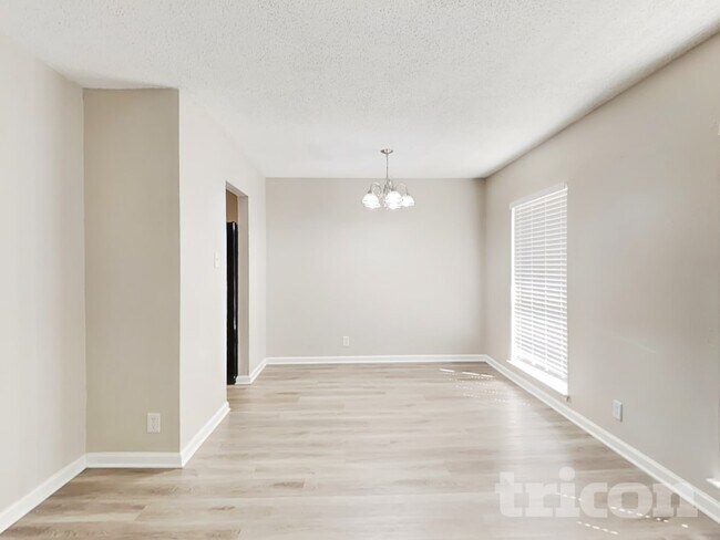 Photo - 6831 De Palma