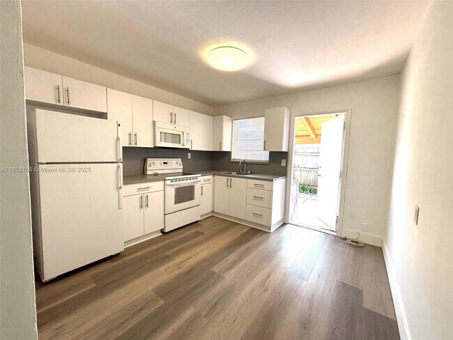 Building Photo - 616 SW 4th St Unit 1 Rental