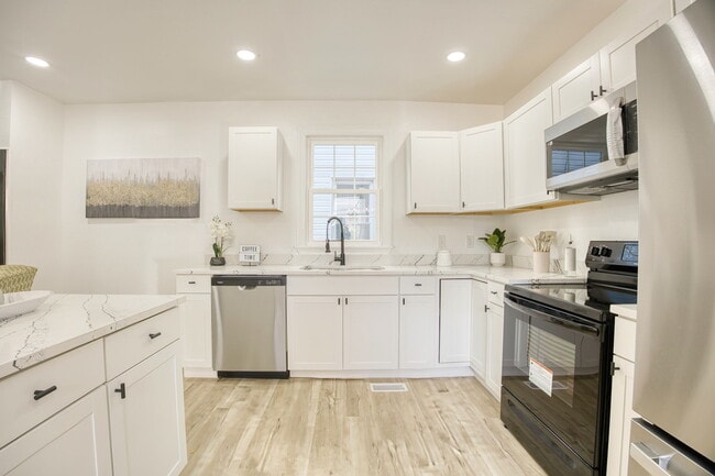 Photo - 910 Rugby St