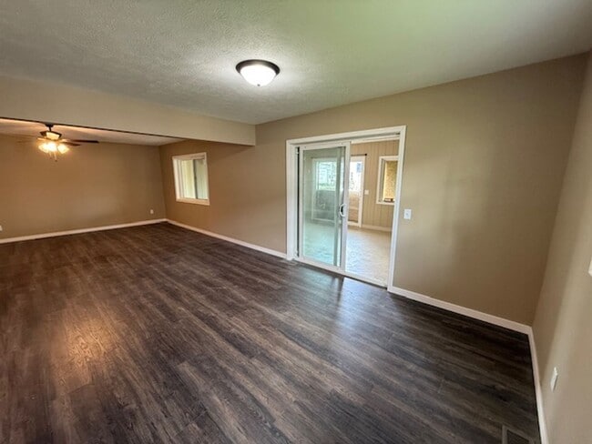 Photo - 115 W Ash St