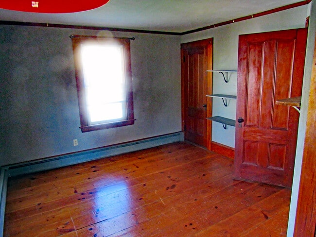 Dormitorio 1 - 324 Main St