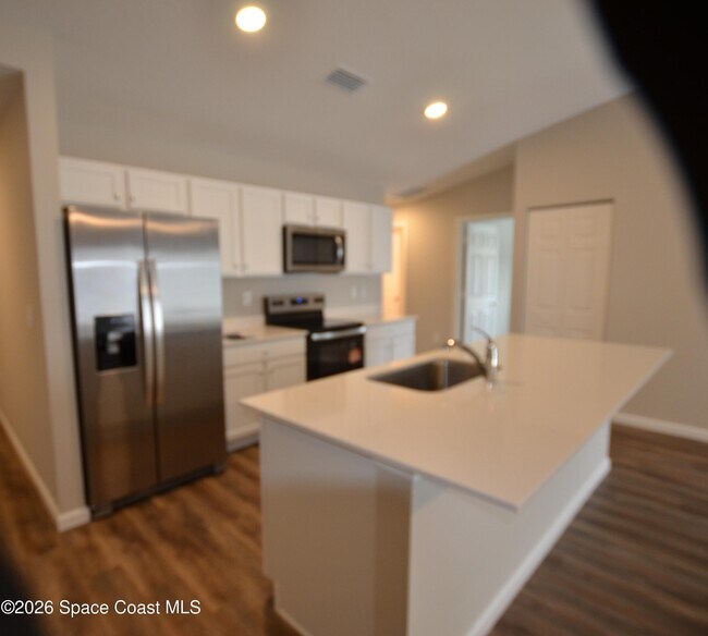 Photo - 340 Dolphin St SE