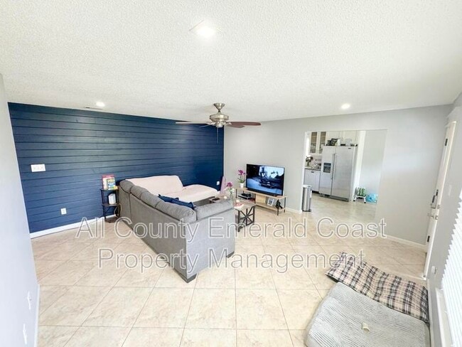 Photo - 915 Emily Cir