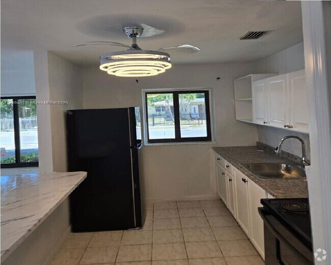 Building Photo - 1305 NE 146th St Rental