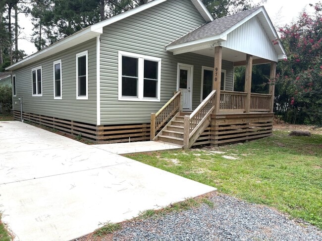 Building Photo - 3 Bedroom 2 Bath Home in Manteo $2200/mo