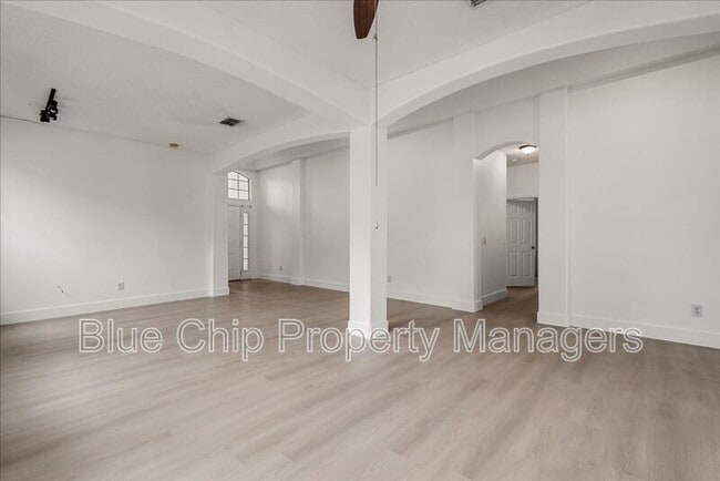 Photo - 1923 Bridgeview Cir