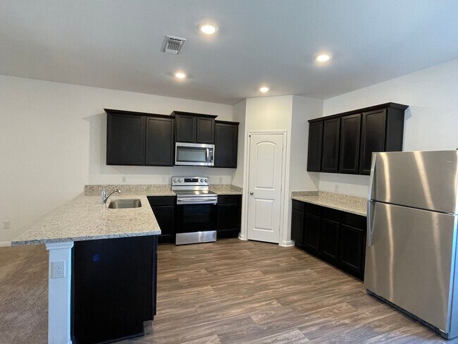 Photo - 2542 Sq Ft, 5 Bed 2.5 Ba - 2 Living Rms & Walk-In Shower - Jarrell