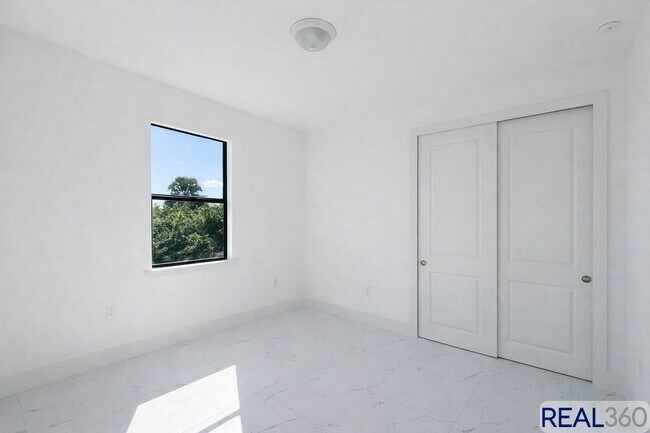 Photo - 966-968 Countess Ave