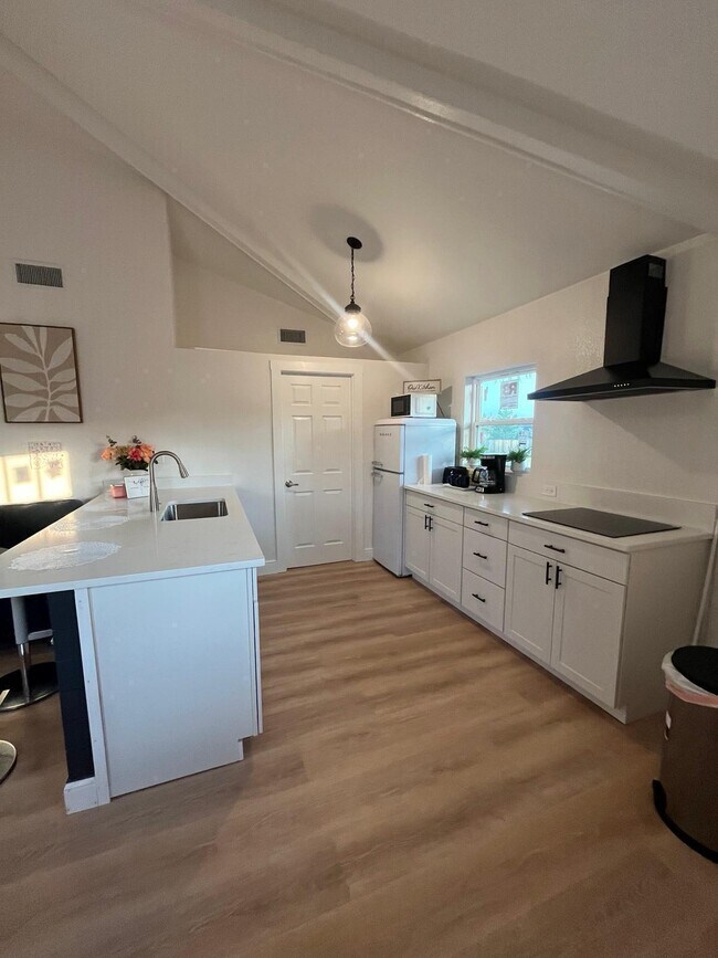 Photo - 2040 Falconhurst Pl