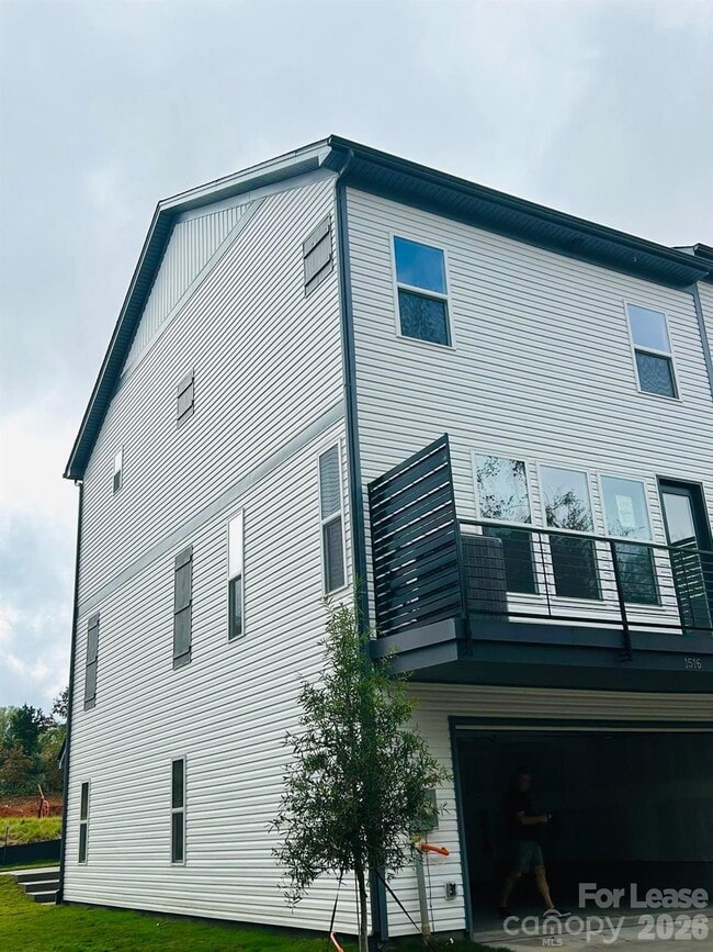 Photo - 1516 Blanche St