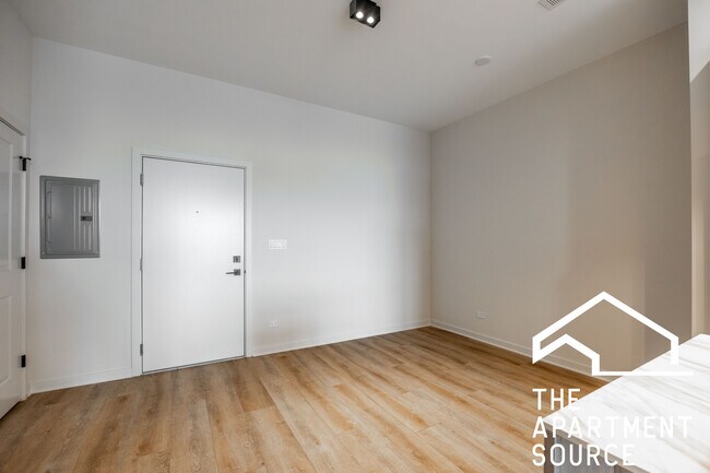 3207 N Narragansett Ave