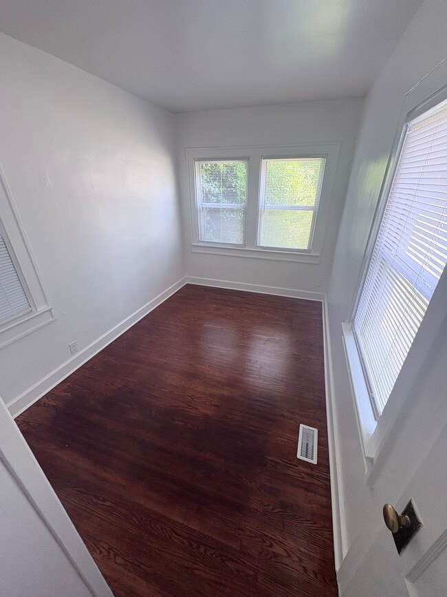 Bed 1 - 4901 N Washington Blvd
