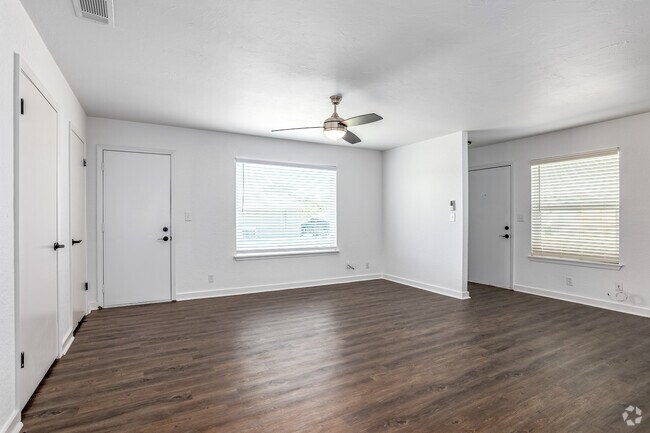 2BD, 2BA - 1000SF Duplex - Living Room