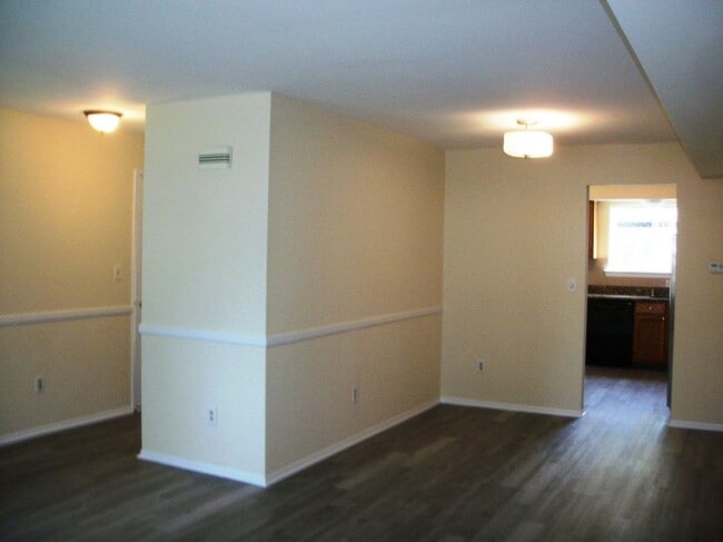 Photo - 348 Cotswold Pl