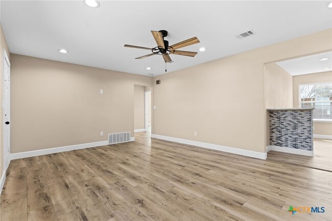 Photo - 209 W Victory Ave