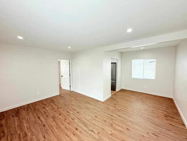 Building Photo - 2302-2306 N Frederic St Unit 2304 N Frederic St Rental
