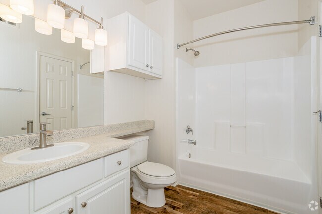 1 habitación, 1 baño, 765 pies cuadrados, baño - The Fremont Building