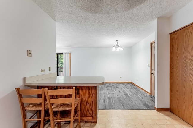884 N Prairie Ave