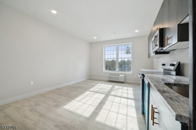 Photo - 227 N Walnut St Unit 415