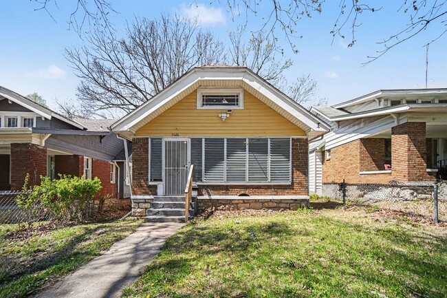 Building Photo - 2 Bed, One Bath House Near UMKC!
